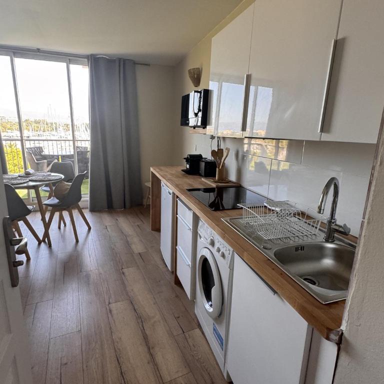VAUBAN Superbe T2 avec Vue Port Antibes Résidence Haut de Gamme Clim Parking Privé Wi-Fi - Appartement - 17