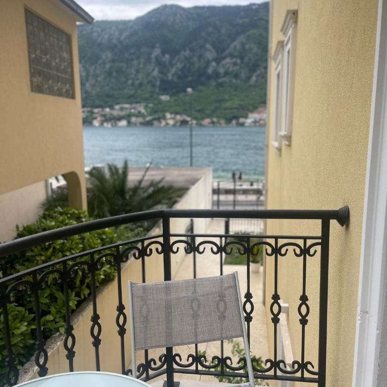 The Golden Luxury Apartments - Apartment with Balcony and Partial Sea View - 1