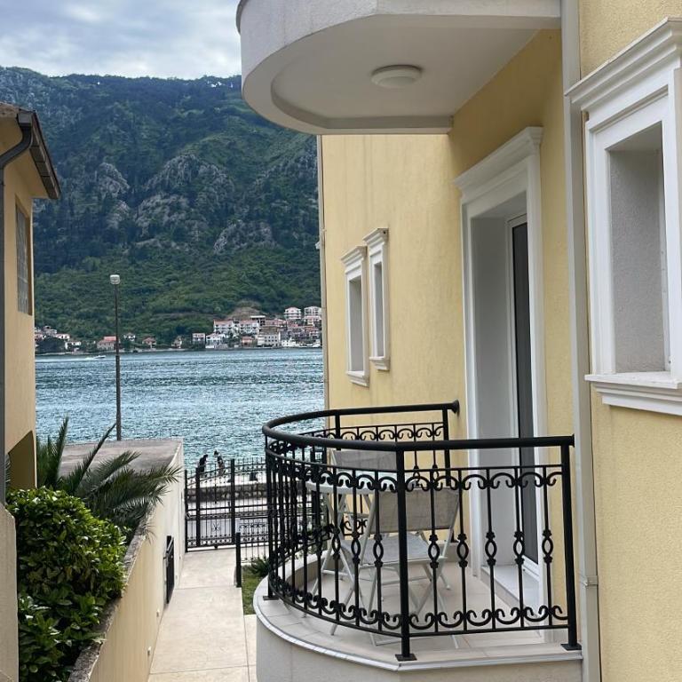 The Golden Luxury Apartments - Apartment with Balcony and Partial Sea View - 11