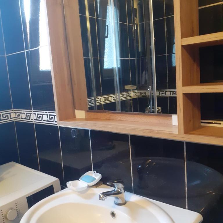 Batajnica centar - Two-Bedroom Apartment - 13