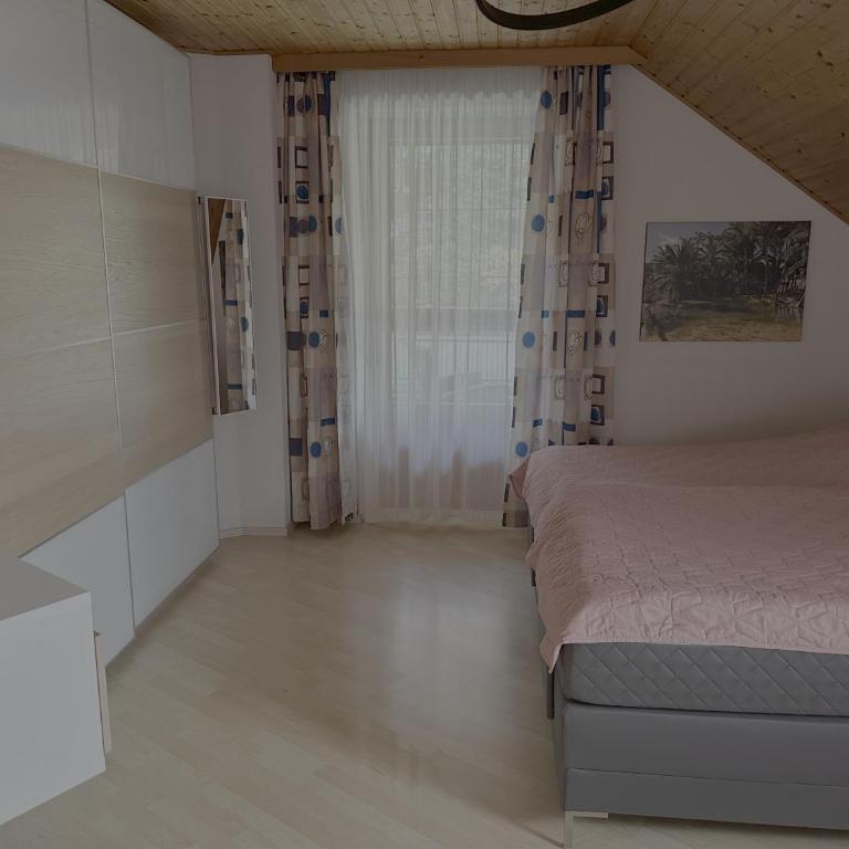 Villa Racing - Privatzimmer in Spielberg - Chambre Triple avec Balcon - 9