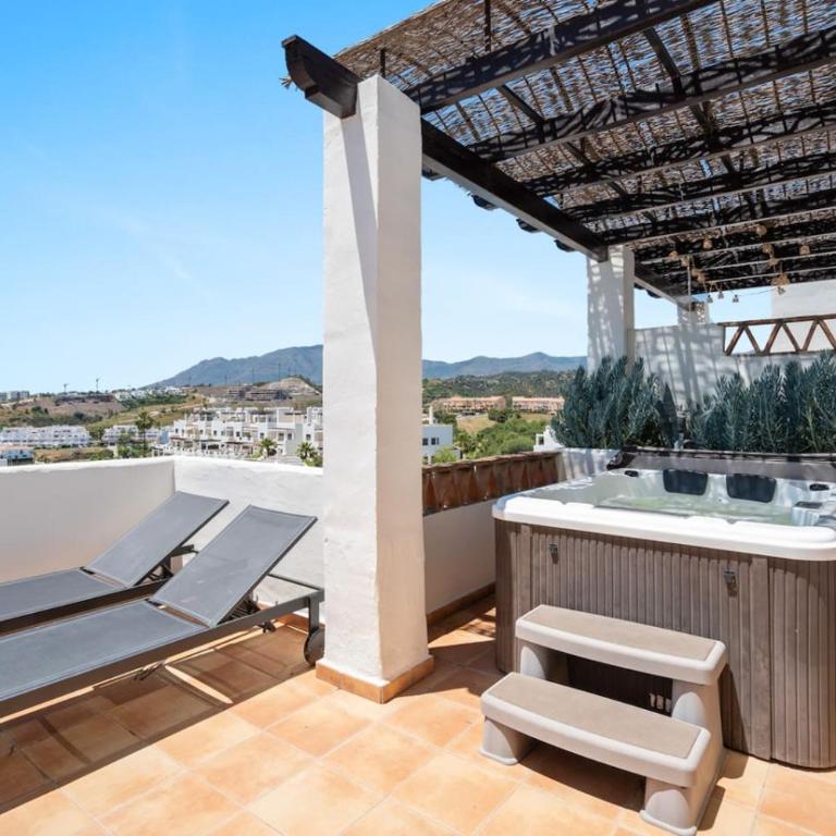 Sea View Apartment with Private Jacuzzi - Sunset Golf, Estepona - Apartamento de 2 dormitorios con vistas - 1