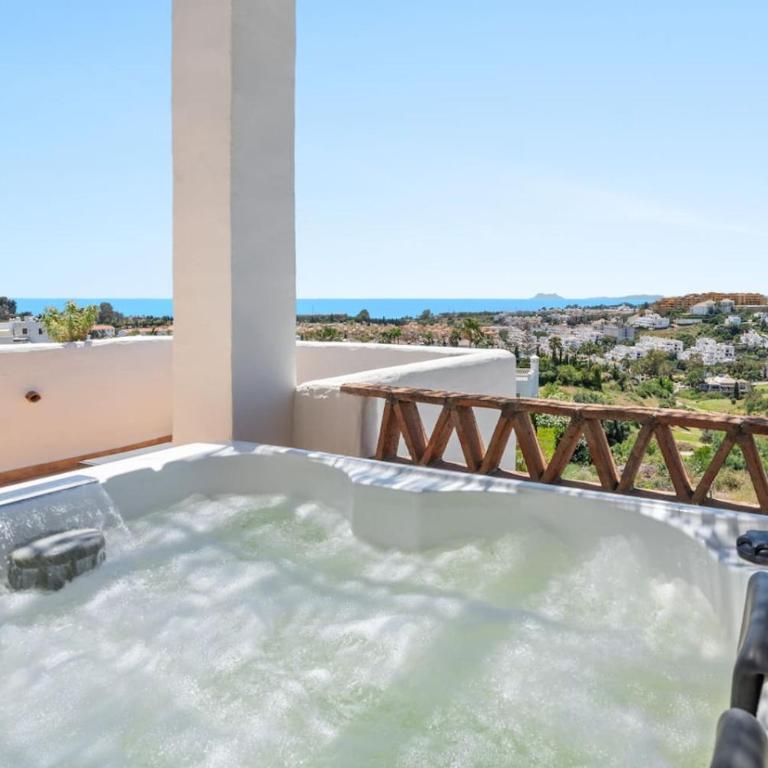 Sea View Apartment with Private Jacuzzi - Sunset Golf, Estepona - Apartamento de 2 dormitorios con vistas - 4