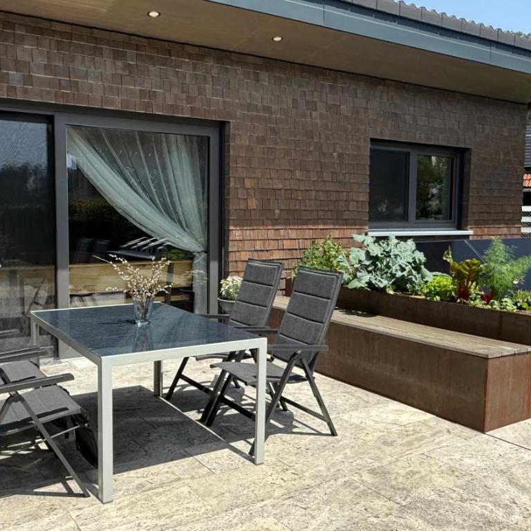 Ferienwohnung Weitblick Wangen im Allgäu - Zwei Schlafzimmer - Terrasse - Kamin - Deluxe Apartment mit 2 Schlafzimmern und Gartenblick - 39