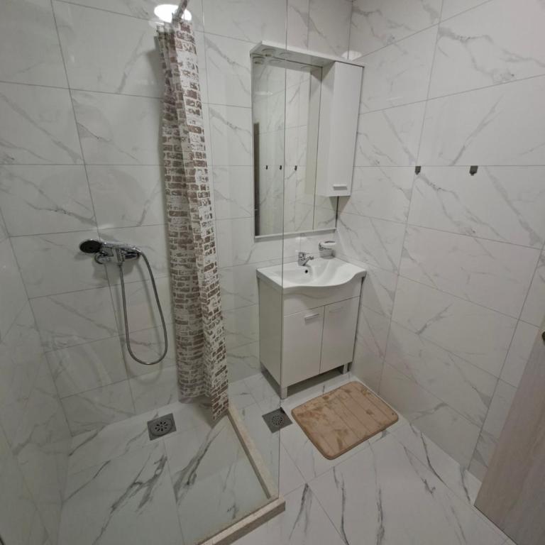Gina - Two-Bedroom Apartment - 6