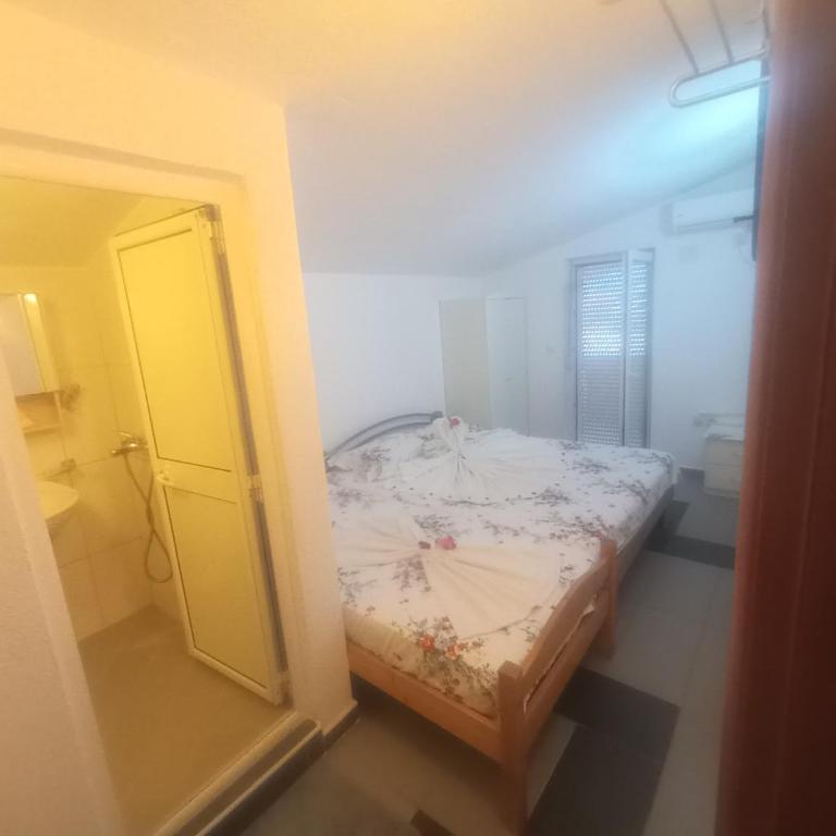 Apartment Asko - Deluks Dvokrevetna Soba sa Bračnim Krevetom/Zasebnim Krevetima i Balkonom - 4