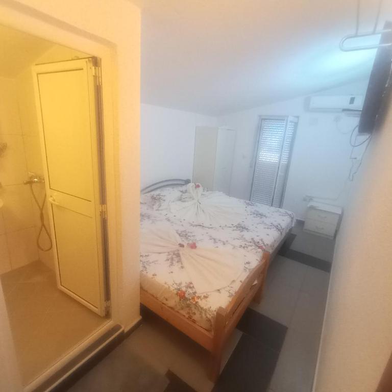 Apartment Asko - Deluks Dvokrevetna Soba sa Bračnim Krevetom/Zasebnim Krevetima i Balkonom - 6
