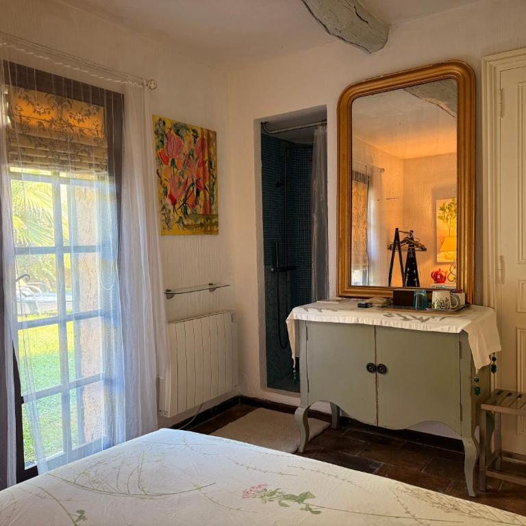 ABEILLE - Chambre Double avec Salle de Bains Commune - 5