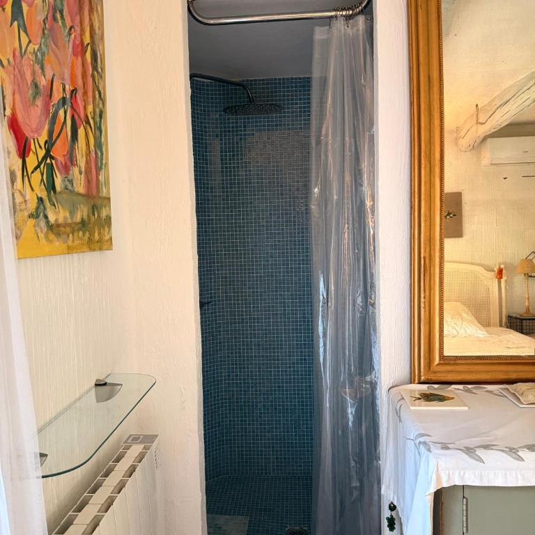 ABEILLE - Chambre Double avec Salle de Bains Commune - 7