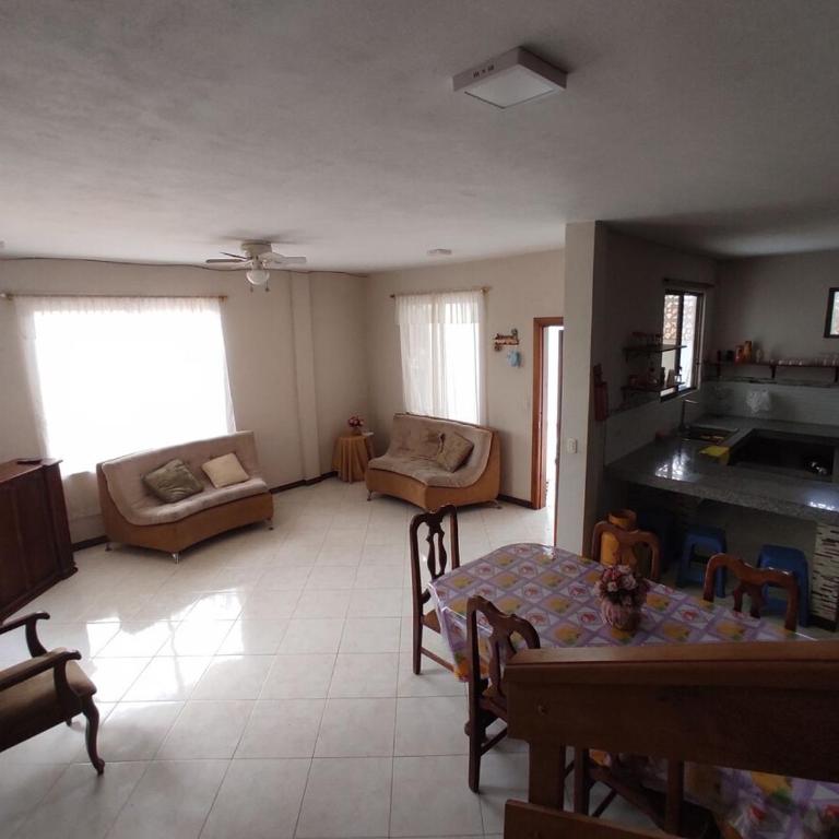Casa General Villamil, amplia y cerca del mar - Four-Bedroom House - 13