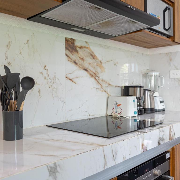 Modern 2BR Apt-3 Baths-Pool-Wi-Fi-Steps to Beach - Apartamento de 2 dormitorios - 17