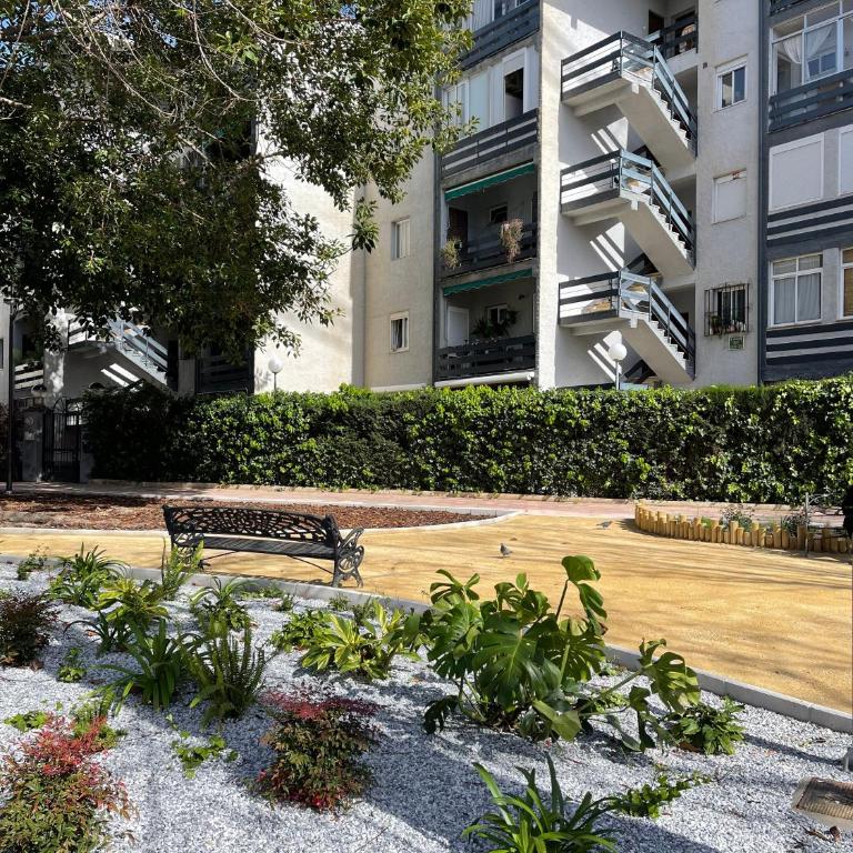 Beautiful 3 Bedrooms, 2 Baths, Balcony, Beach Apartment - Apartamento - 37