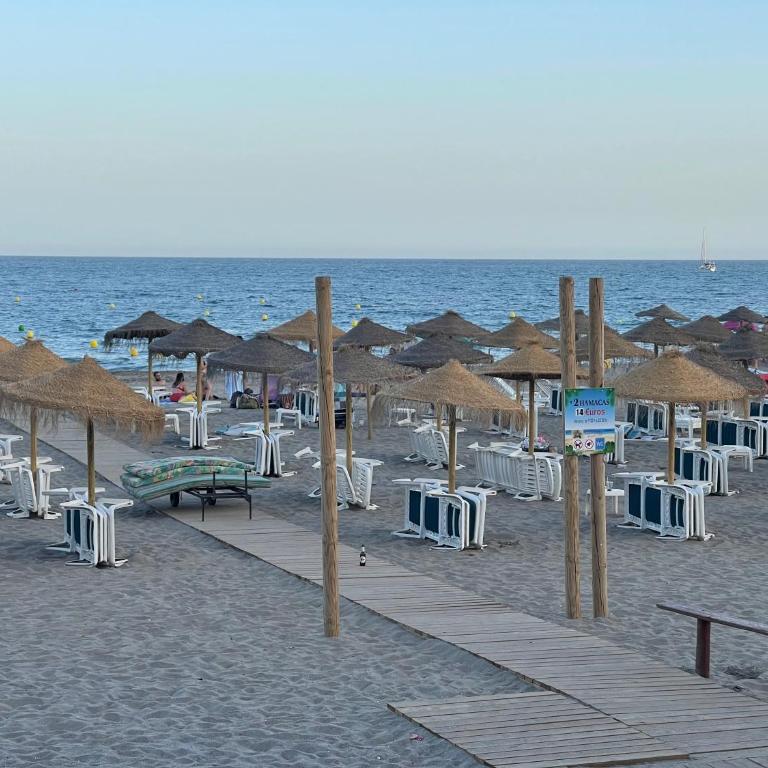 Beautiful 3 Bedrooms, 2 Baths, Balcony, Beach Apartment - Apartamento - 36