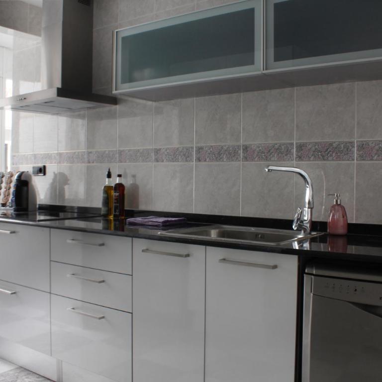 Sweet Caroline Apartment - Three-Bedroom Apartment - 16