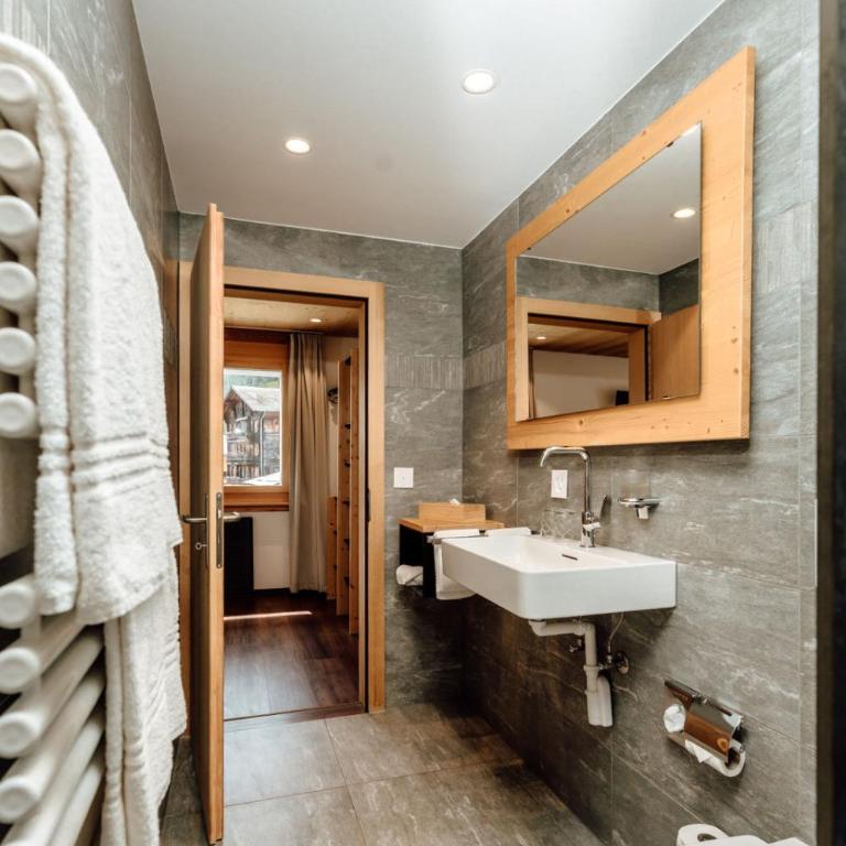 Hotel Furka - Doppelzimmer Süd - 8