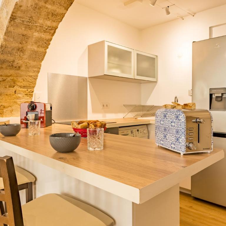 ALMA F2 hypercentre 1min cathédrale saint Pierre 3 min Tram Charme ancien & confort moderne Netflix - One-Bedroom Apartment - 7