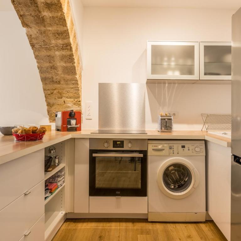 ALMA F2 hypercentre 1min cathédrale saint Pierre 3 min Tram Charme ancien & confort moderne Netflix - One-Bedroom Apartment - 8