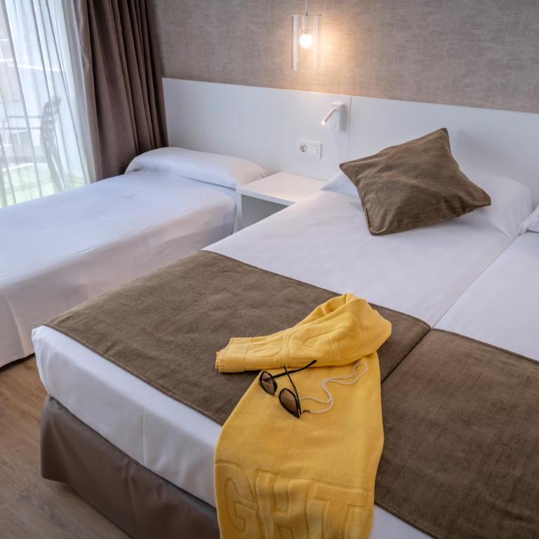 GHT Costa Brava & Spa - Habitación Doble con 2 camas individuales, cama supletoria y balcón (2 adultos + 1 niño) - 7