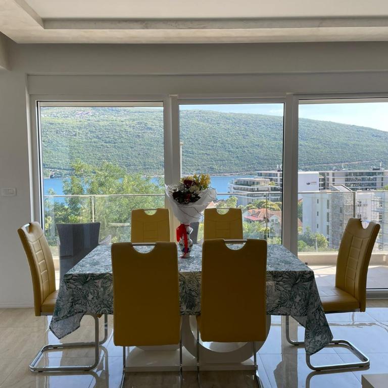 Deluxe Apartment 2-rooms - Two-Bedroom Apartment with Balcony and Sea View - 8