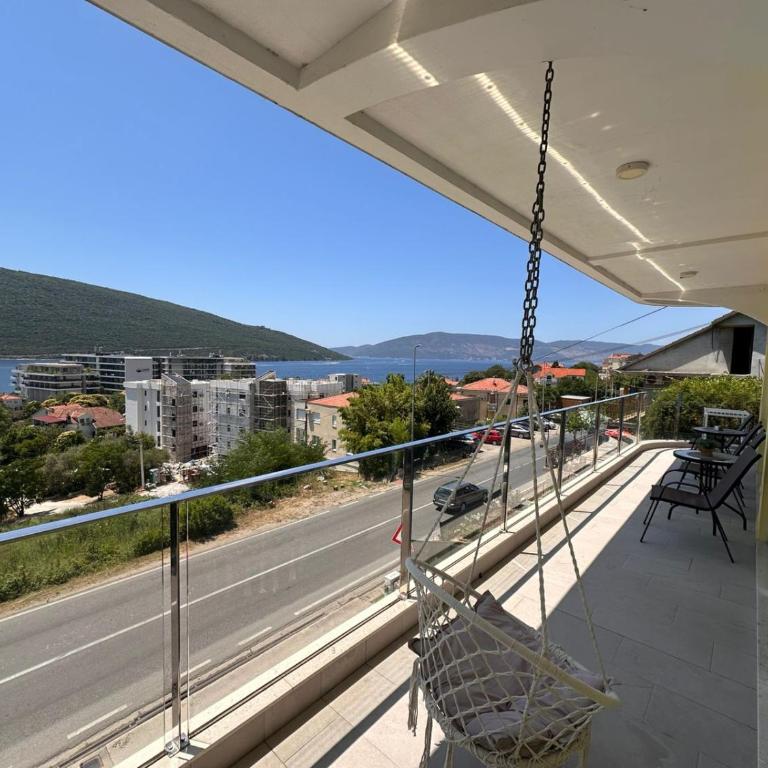 Deluxe Apartment 2-rooms - Two-Bedroom Apartment with Balcony and Sea View - 5