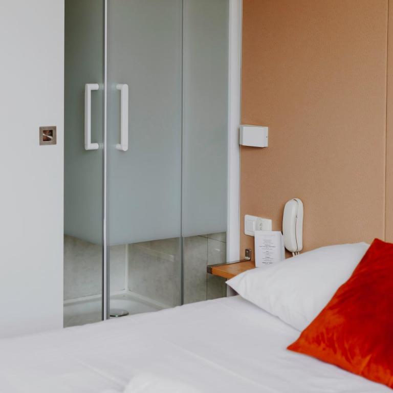 L'Hôtel Bristol - Petite Chambre Double avec Salle de Bains Décloisonnée - Non-Fumeurs - 4