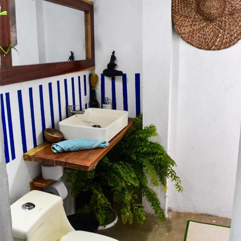 Habitacion Tiburon Ballena - Casa Tortuga - Habitación Doble con baño privado - 2 camas - 13