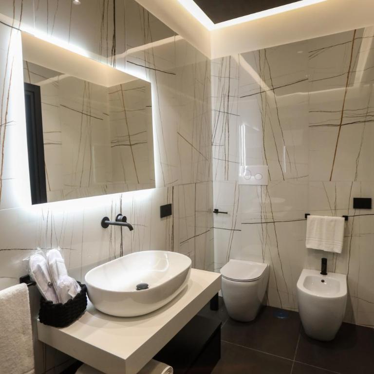 LUNA Gallery Suites - King Room - 6
