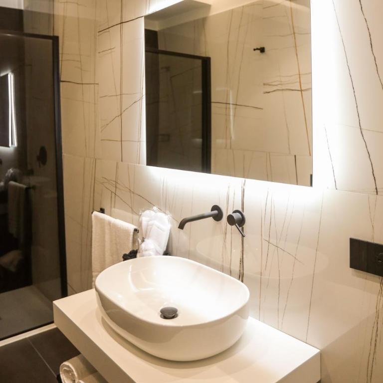 LUNA Gallery Suites - King Room - 5