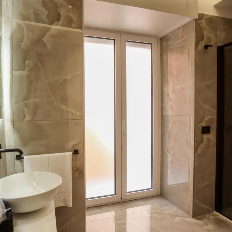 LUNA Gallery Suites - Deluxe Family Room - 8