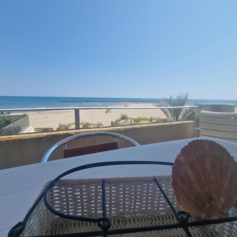 CARNON PLAGE évasion en bord de mer les pieds dans le sable accès privé et direct à la plage Logement T4 pour 6 pers Terrasse vue mer Parking privé gratuit Accueil personnalisé - Appartement 3 Chambres - Vue sur Mer - 4