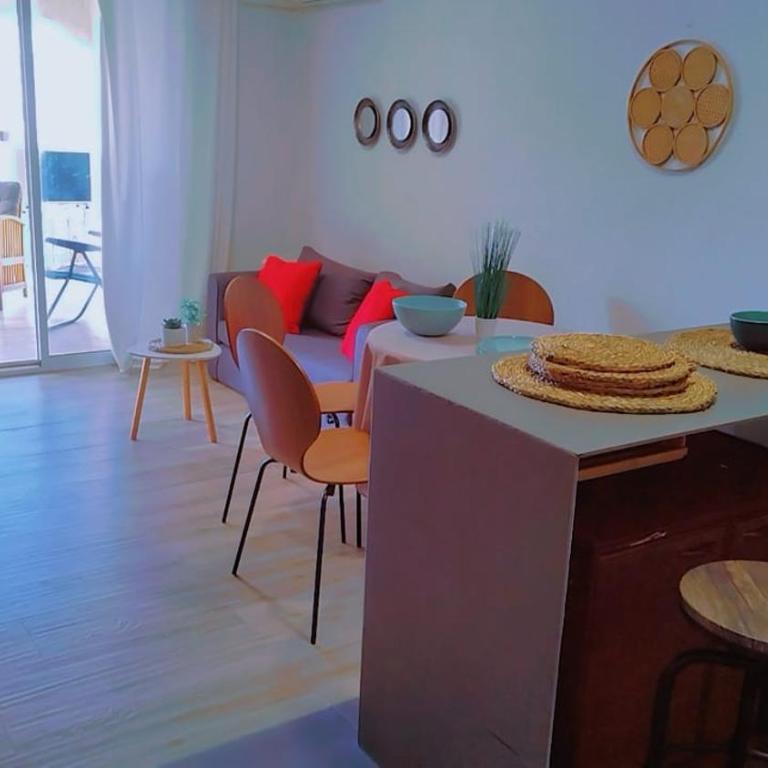 Apartamento reformado con terraza vistas al mar y a las piscinas de Magic World garaje y piscina frente a Balneario Aire acondicionadowifi - Apartamento de 2 dormitorios - 25