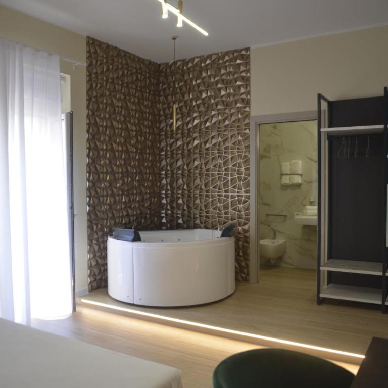 HT Room Spa & Suite - Camera King con Vasca Idromassaggio - 2