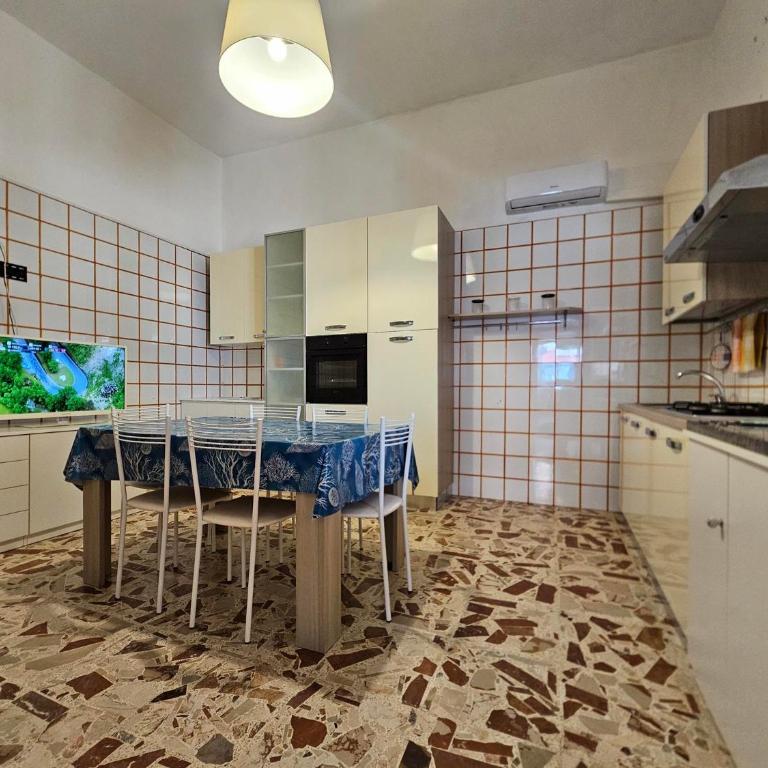 Daisy House - Three-Bedroom Superior Apartment - 29