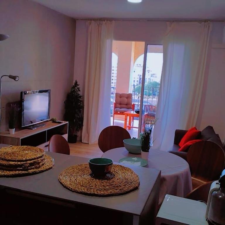 Apartamento reformado con terraza vistas al mar y a las piscinas de Magic World garaje y piscina frente a Balneario Aire acondicionadowifi - Apartamento de 2 dormitorios - 31
