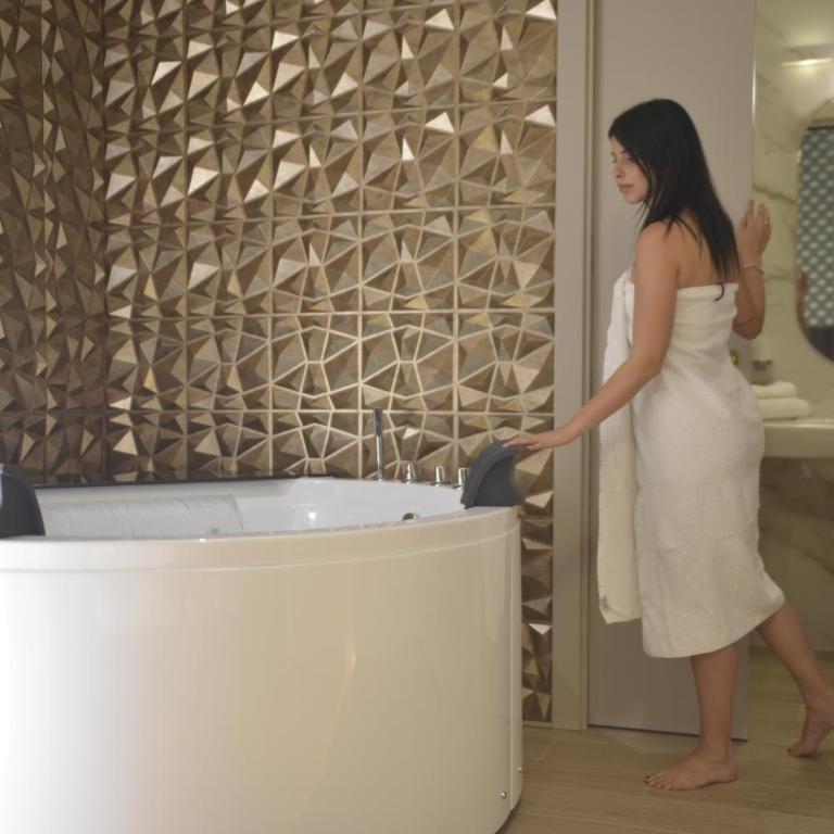 HT Room Spa & Suite - Camera King con Vasca Idromassaggio - 1