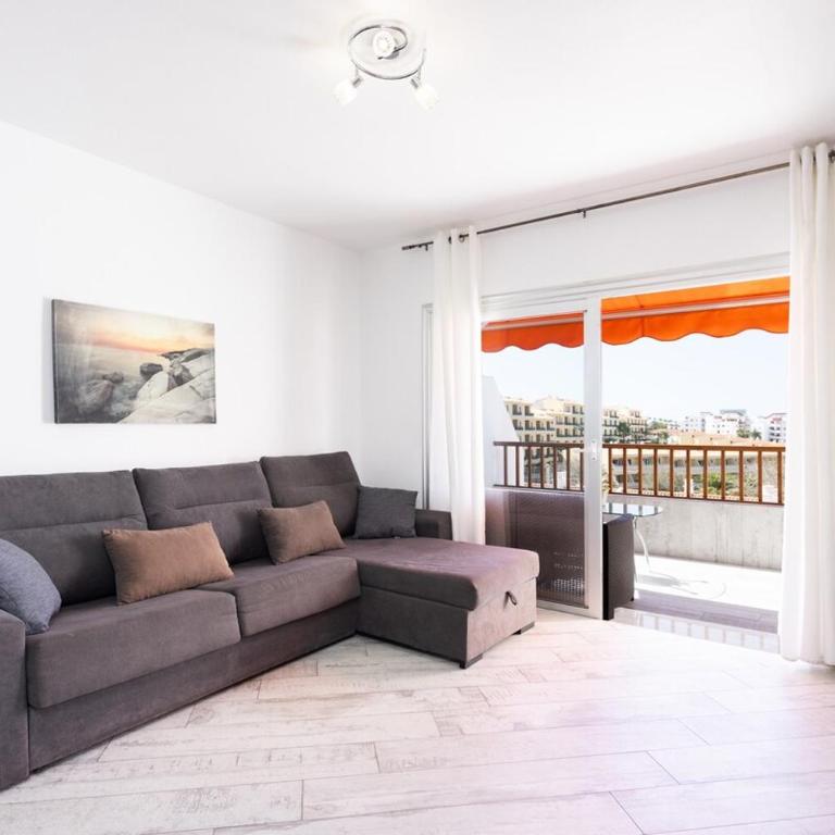 Bright & Elegant Duplex with Terrace and Pool, Just Steps from Puerto Colón - Apartamento de 3 dormitorios - 4