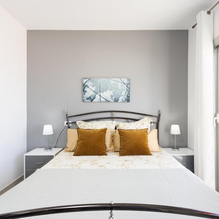 Bright & Elegant Duplex with Terrace and Pool, Just Steps from Puerto Colón - Apartamento de 3 dormitorios - 10