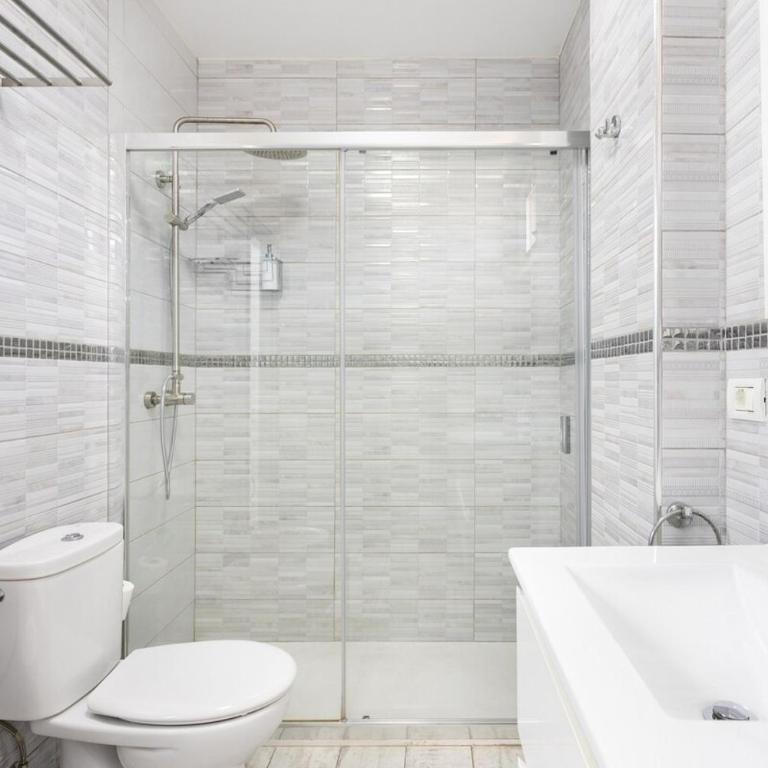 Bright & Elegant Duplex with Terrace and Pool, Just Steps from Puerto Colón - Apartamento de 3 dormitorios - 13
