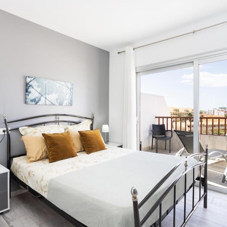 Bright & Elegant Duplex with Terrace and Pool, Just Steps from Puerto Colón - Apartamento de 3 dormitorios - 2