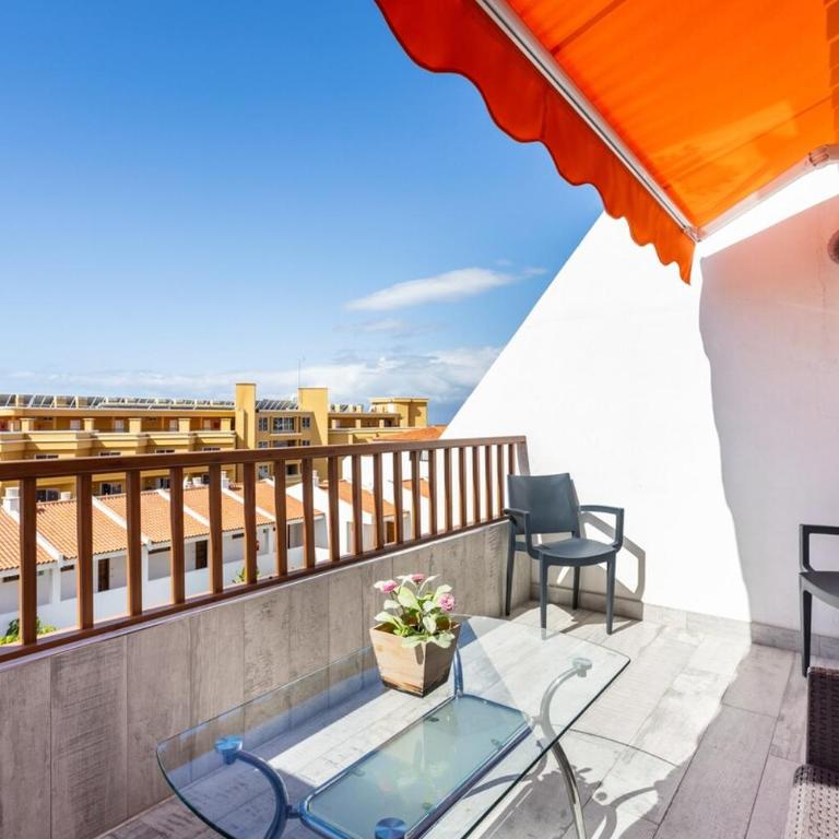 Bright & Elegant Duplex with Terrace and Pool, Just Steps from Puerto Colón - Apartamento de 3 dormitorios - 8