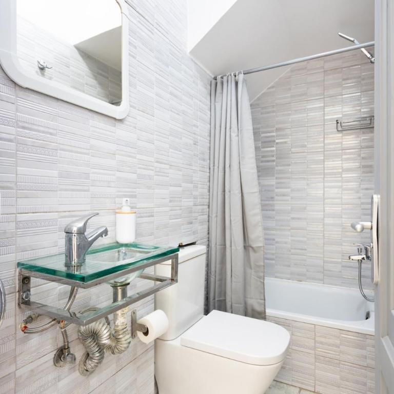 Bright & Elegant Duplex with Terrace and Pool, Just Steps from Puerto Colón - Apartamento de 3 dormitorios - 20