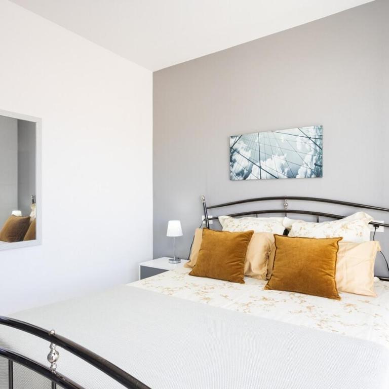 Bright & Elegant Duplex with Terrace and Pool, Just Steps from Puerto Colón - Apartamento de 3 dormitorios - 11