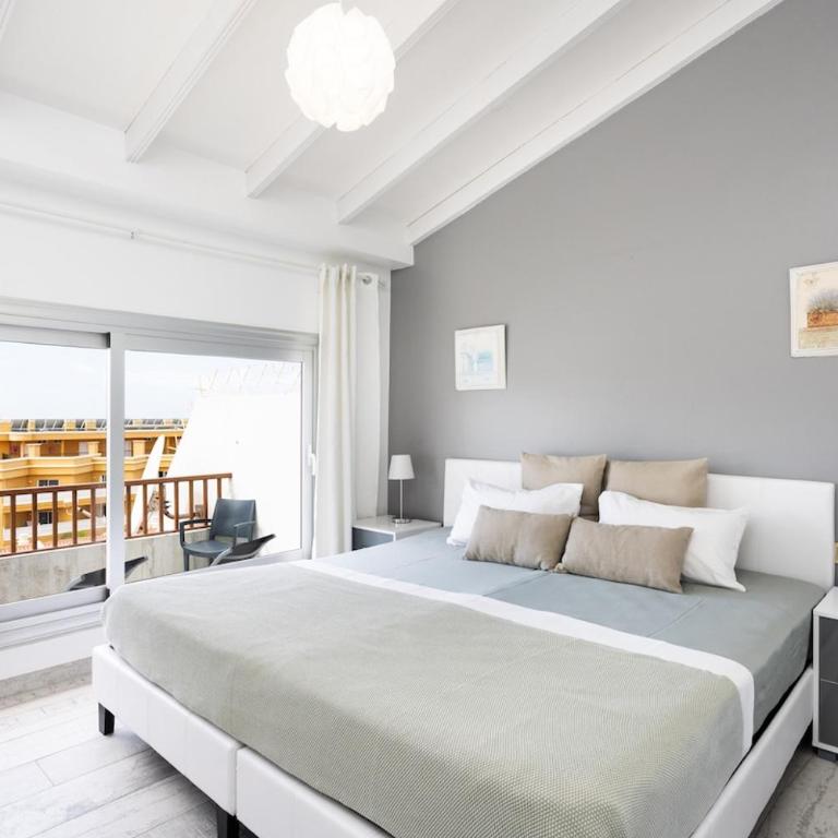 Bright & Elegant Duplex with Terrace and Pool, Just Steps from Puerto Colón - Apartamento de 3 dormitorios - 1