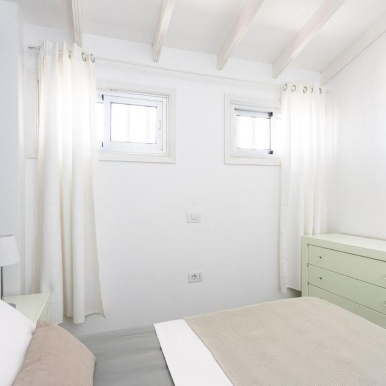 Bright & Elegant Duplex with Terrace and Pool, Just Steps from Puerto Colón - Apartamento de 3 dormitorios - 16
