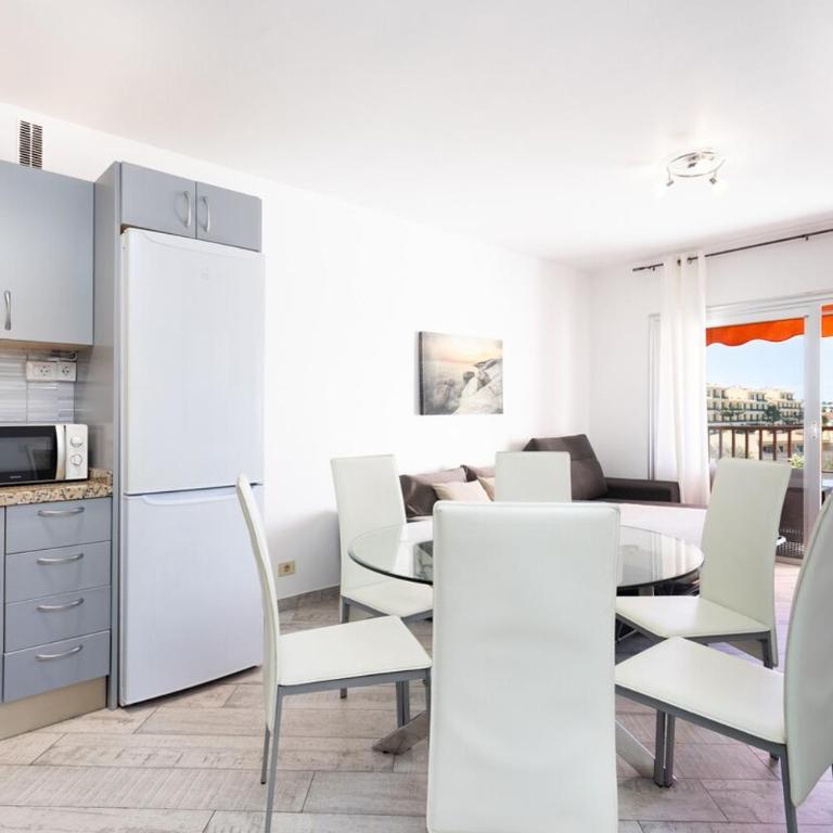 Bright & Elegant Duplex with Terrace and Pool, Just Steps from Puerto Colón - Apartamento de 3 dormitorios - 24