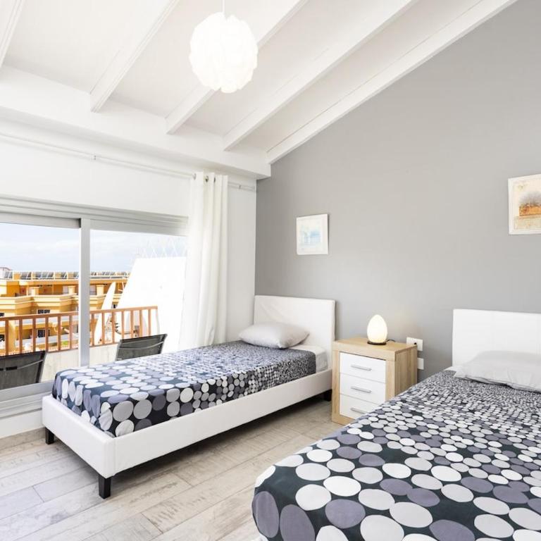 Bright & Elegant Duplex with Terrace and Pool, Just Steps from Puerto Colón - Apartamento de 3 dormitorios - 3