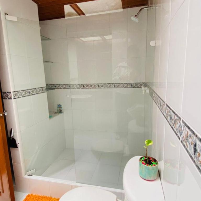 Hostal Casalé Usaquén Clinica Santa Fe - Habitación Cuádruple con baño compartido - 16