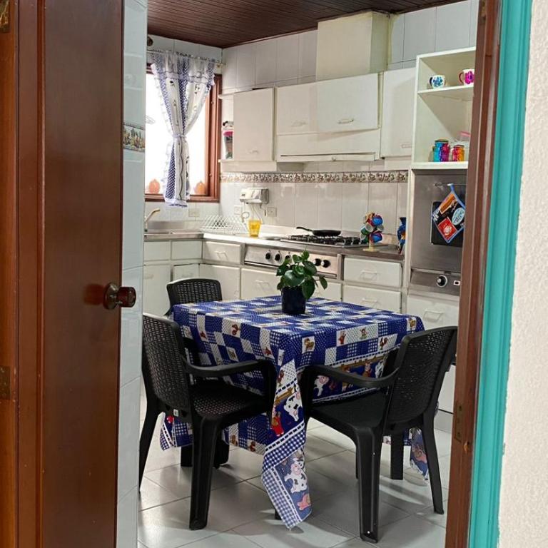 Hostal Casalé Usaquén Clinica Santa Fe - Habitación Cuádruple con baño compartido - 30