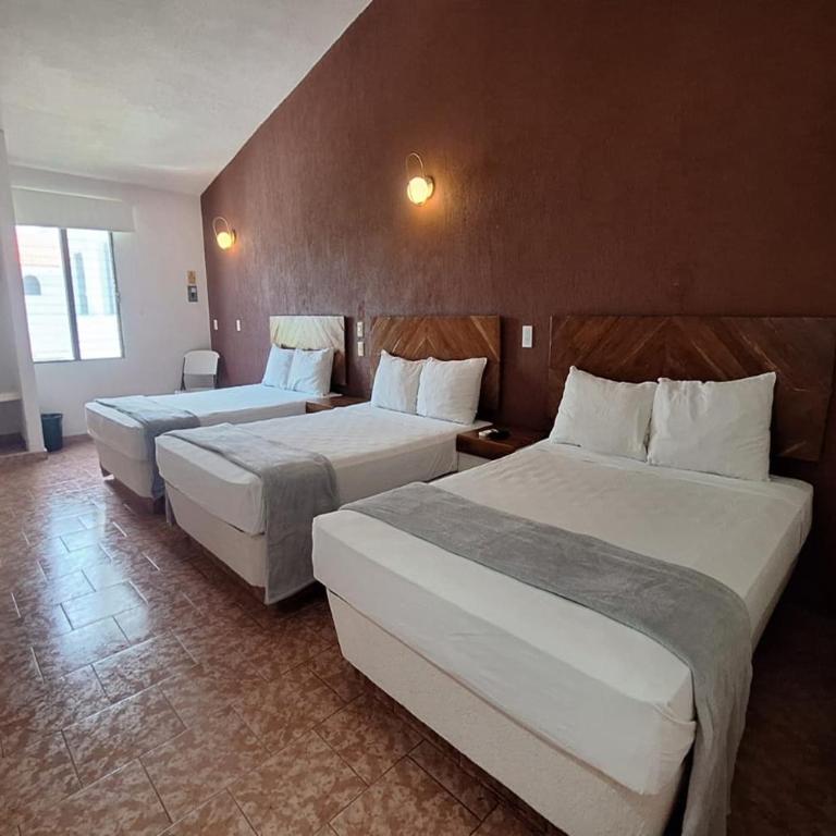Capital O Hotel Rolovi Cancún - Standard Three beds - 1