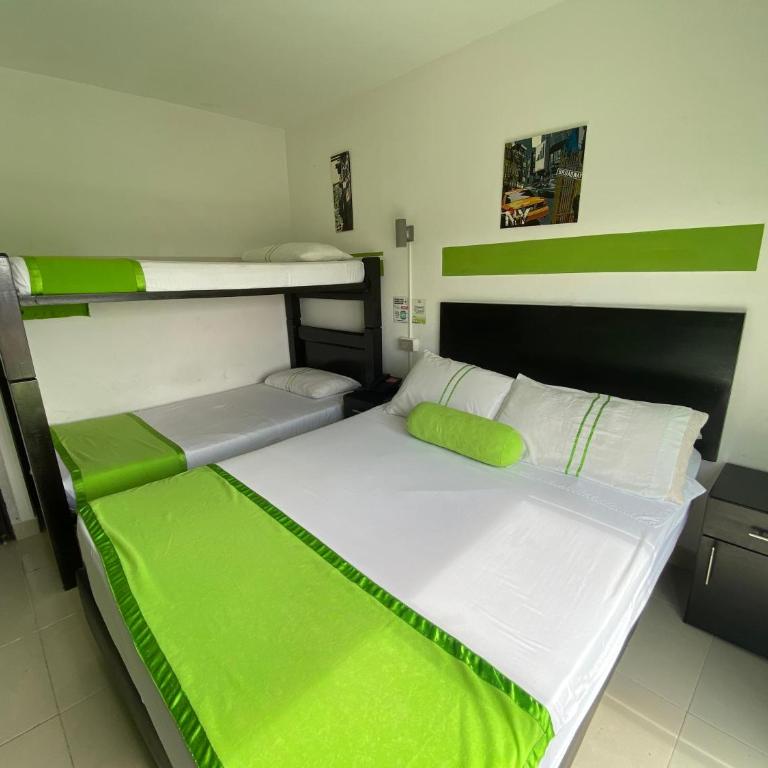 Hotel Colors - Centro Cali - Habitación Familiar - 8